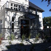 Lekki daszek kuty z odprowadzeniem wody łańcuszkami ad6