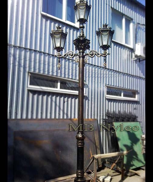 klasyczna-wysoka-lampa-kuta-ogd-105.jpg Klasyczna, wysoka latarnia kuta ogd105