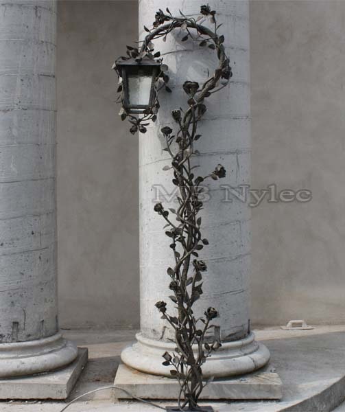kuta-lampa-rozana.jpg Kuta latarnia z motywem róż ogd8