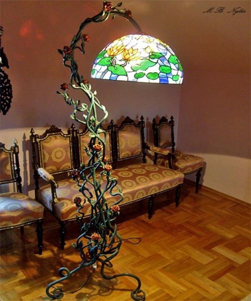 Kuta lampa stojąca z witrażowym kloszem w motywie róży ww1