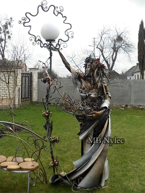 lampy-metaloplastyka.jpg Lampa-figura – kobieta wiosna trzymająca punkt świetlny ogd113
