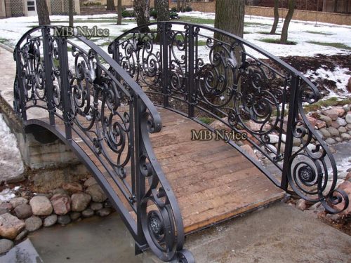 luksusowe-ozdoby-ogrodowe.jpg Mostek kuty z bogato zdobioną balustradą am3