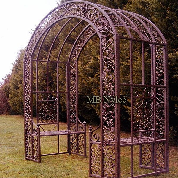 Masywna pergola z ławeczkami ap3