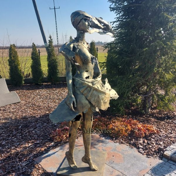 nowoczesne-rzezby-metalowa.jpg Kobieta – nowoczesna rzeźba stalowa z95