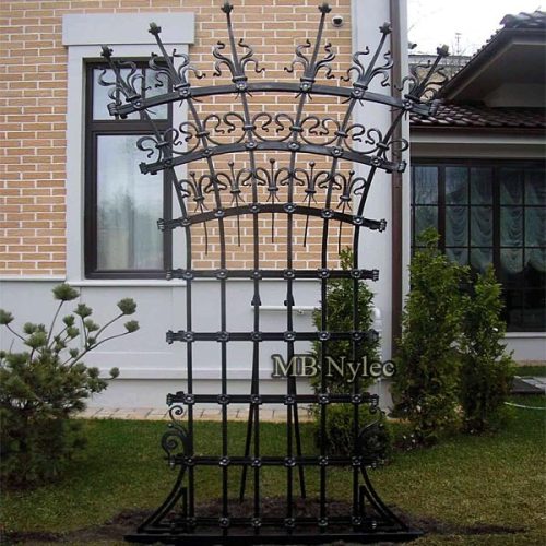 pergola-kuta-w-ksztalcie-kraty.jpg Ozdobna krata pełniąca funkcję pergoli ap2