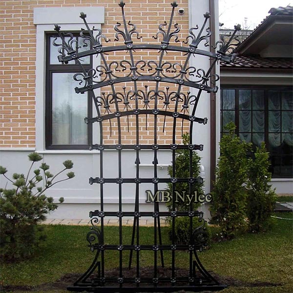 pergola-kuta-w-ksztalcie-kraty.jpg Ozdobna krata pełniąca funkcję pergoli ap2
