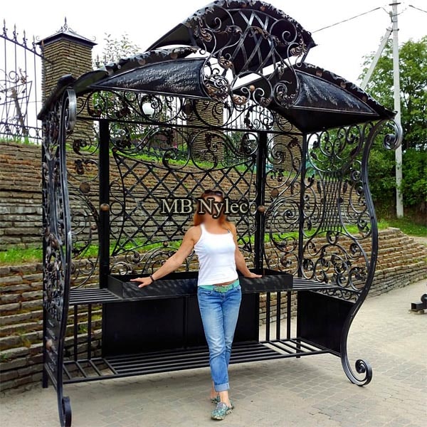 Potężny grill w formie niewielkiej altany ag9