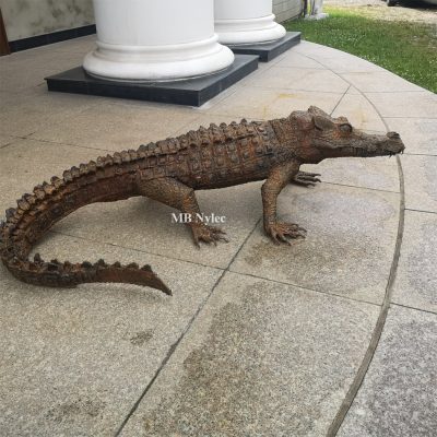 Ręcznie wykuty krokodyl ze stali