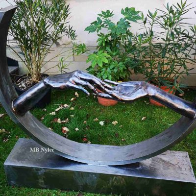 rzezba-metalowa-nowoczesna-splecione-dlonie.jpg Rzeźba metalowa nowoczesna splecione dłonie