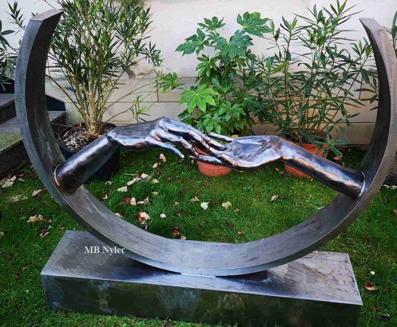 rzezba-metalowa-nowoczesna-splecione-dlonie.jpg Rzeźba metalowa nowoczesna splecione dłonie