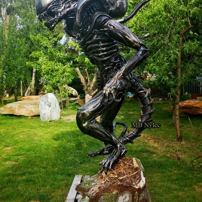 rzezba-obcego.jpg Alien (Obcy) – potężna figura z metalu z124