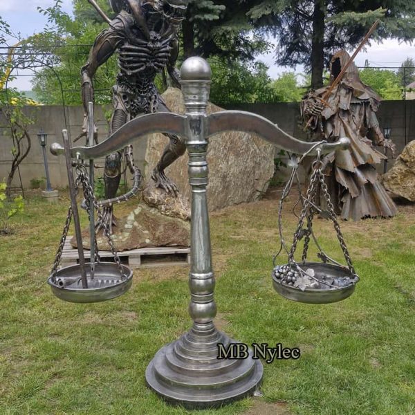 rzezba-z-metalu-waga-ciechanow-zielony-targ.jpg Duża waga szalkowa – rzeźba metalowa z132