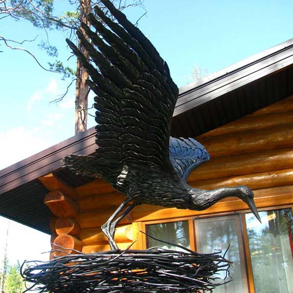 Bocian w gnieździe – figura ze stali z71
