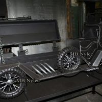samochody-custom-rzezby-samochodow-stalowe.jpg Rzeźba-grill w kształcie samochodu Mercedes retro ag3