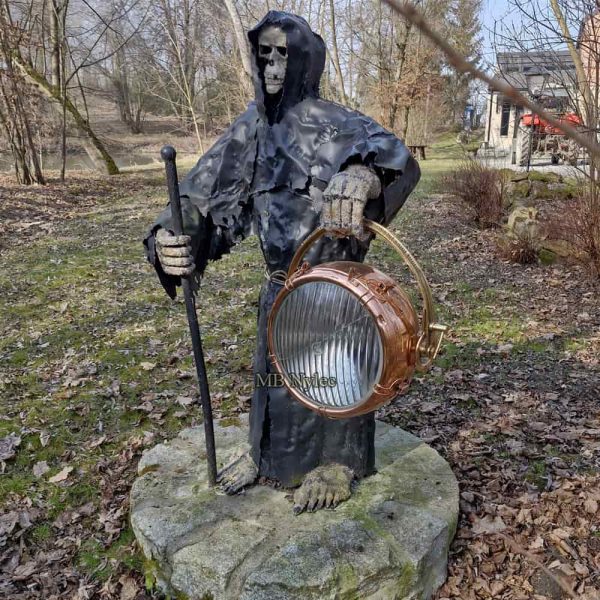 smierc-rzezba.jpg Kostucha z latarnią – rzeźba metalowa z129
