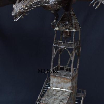 Smok smaug na wieży figura