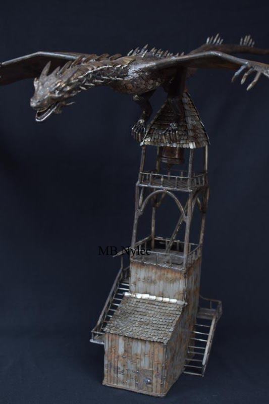Smok smaug na wieży figura