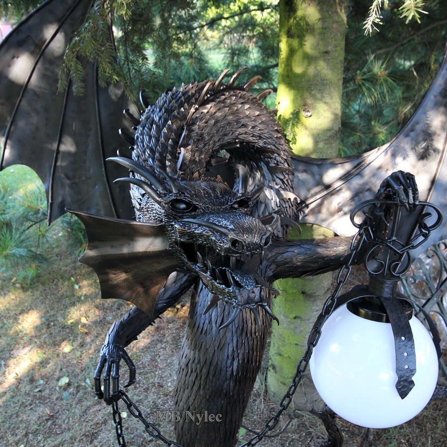 smok-wykuty-z-metalu-kowalstwo.jpg Ogromna lampa-rzeźba smoka trzymającego pochodnię, ok. 1,8×1,8 m ogd86B