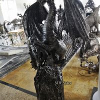 smoki-z-metalu-1.jpg Smok na skalistym postumencie, wys. ok. 170 cm z43