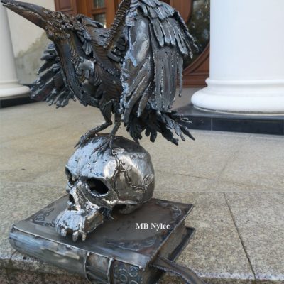 Symbolika śmierci kruk rzeźba z metalu