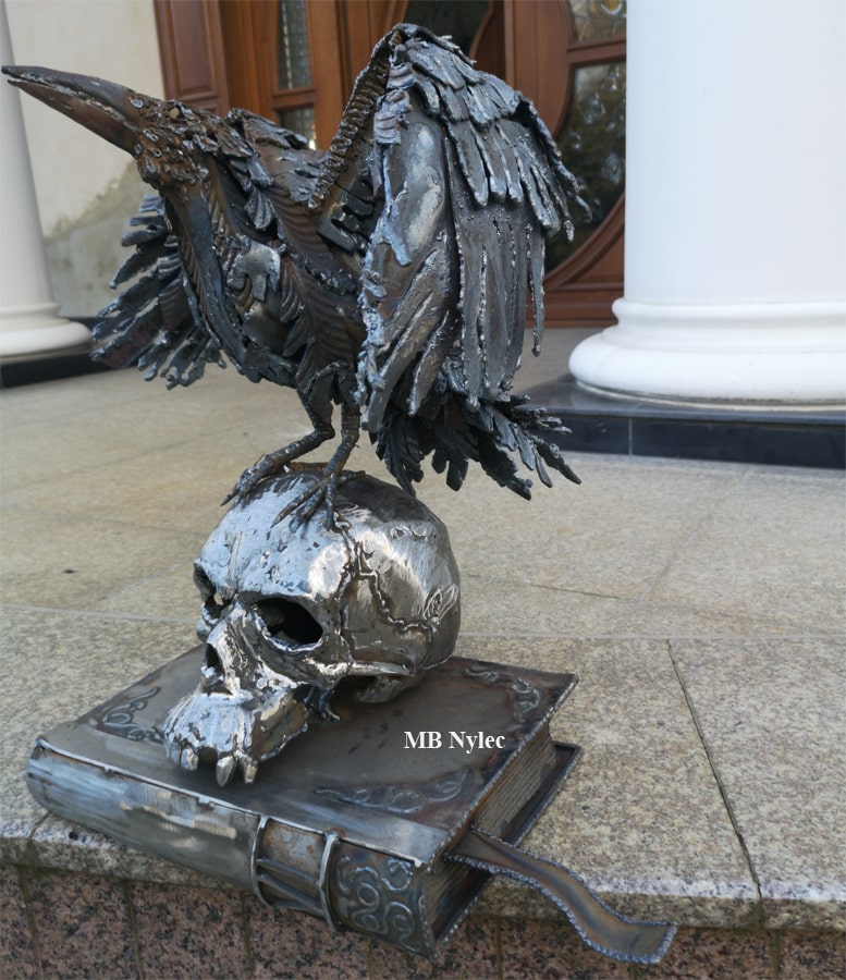 Symbolika śmierci kruk rzeźba z metalu