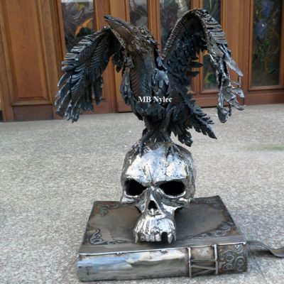 Symbolika templariuszy kruk czaszka książka rzeźba z metalu