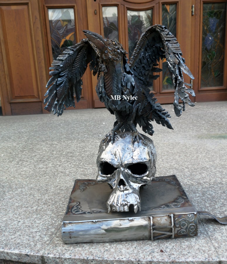 Symbolika templariuszy kruk czaszka książka rzeźba z metalu